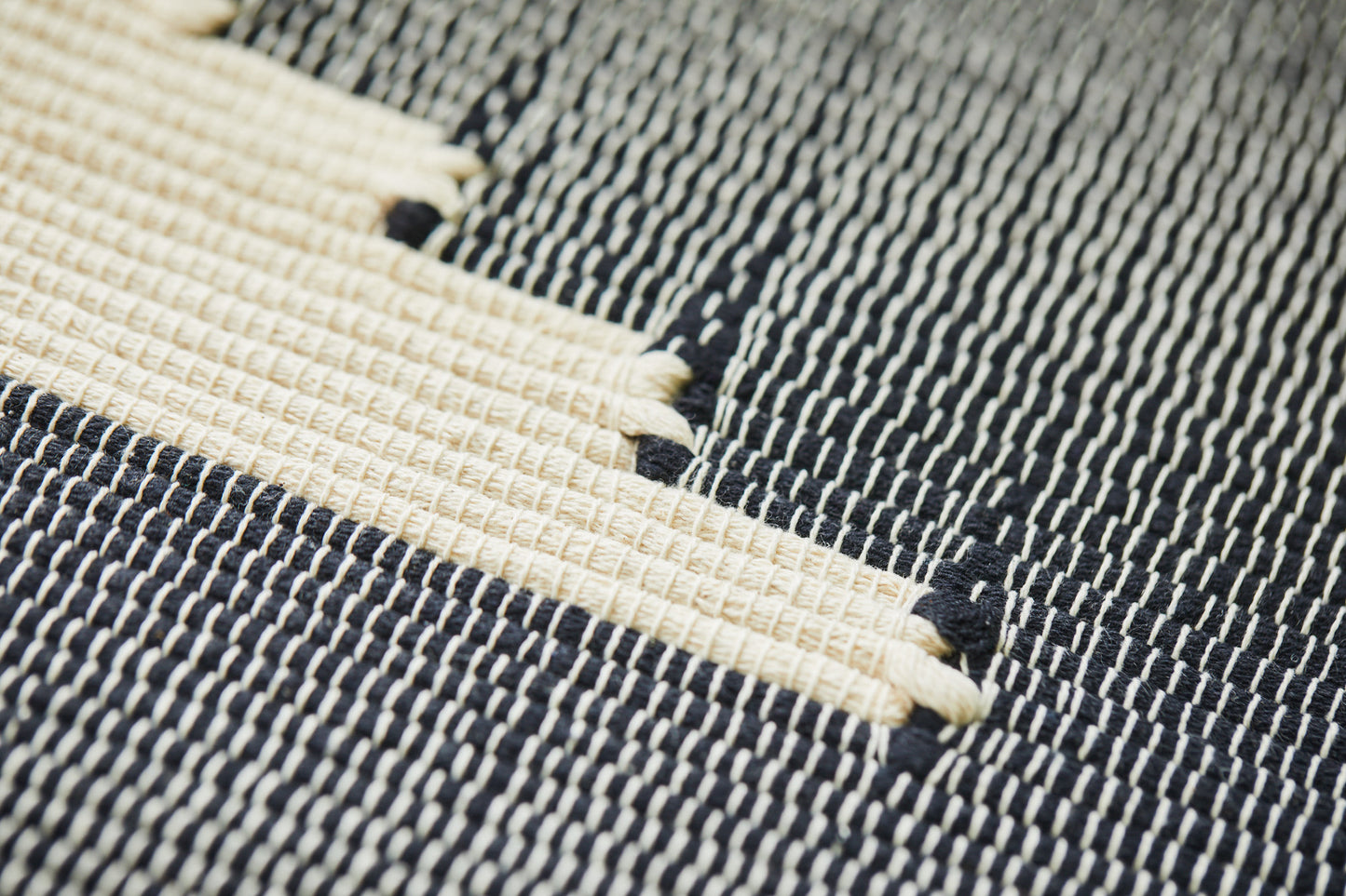 Eagle runner (black & natural cotton)