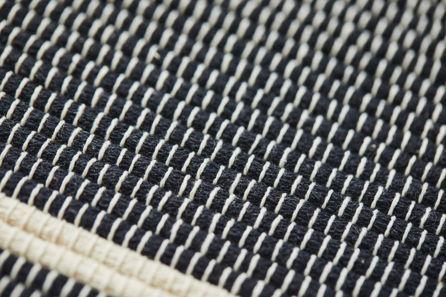 Eagle runner (black & natural cotton)