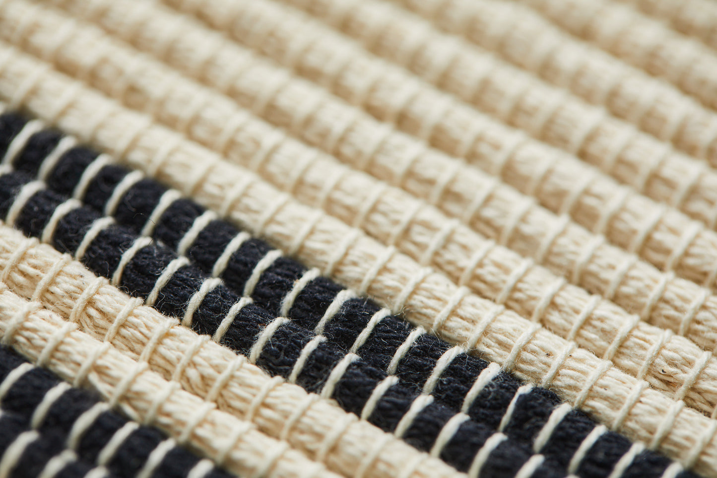 Eagle runner (natural cotton & black)